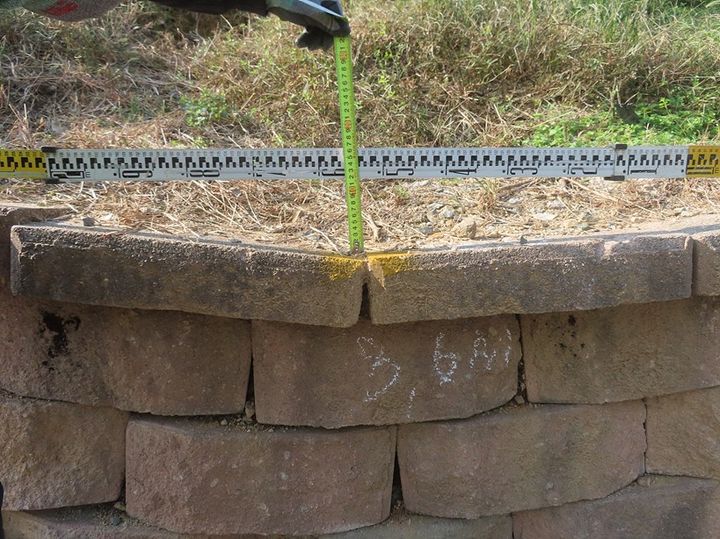 [서울=뉴시스] 안전 진단 E등급을 받은 충북 소재 한 중학교 옹벽이 침하한 모습 (사진=정을호 의원실 제공) 2025.03.27. photo@newsis.com *재판매 및 DB 금지