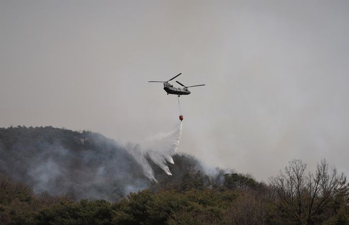[서울=뉴시스] 육군 치누크 헬기(CH-47)가 경북 의성군 안계면 일대 야산에 발생한 산불을 진화하고 있다. (사진=육군 제공) 2025.03.27. photo@newsis.com *재판매 및 DB 금지