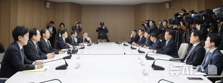 [서울=뉴시스] 김진아 기자 = 안덕근 산업통상자원부 장관이 27일 서울 중구 대한상공회의소에서 열린 '미국의 자동차 관세 부과 민관 합동 긴급 대책회의'에서 발언하고 있다. 2025.03.27. bluesoda@newsis.com