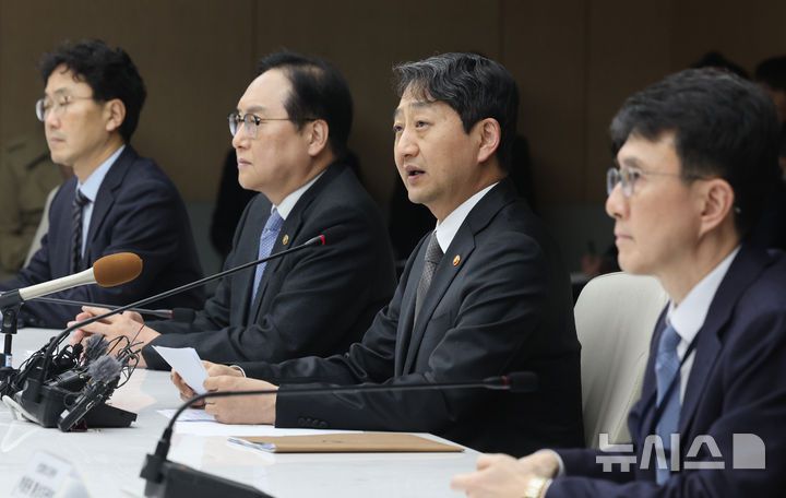 [서울=뉴시스] 김진아 기자 = 안덕근 산업통상자원부 장관이 27일 서울 중구 대한상공회의소에서 열린 '미국의 자동차 관세 부과 민관 합동 긴급 대책회의'에서 발언하고 있다. 2025.03.27. bluesoda@newsis.com