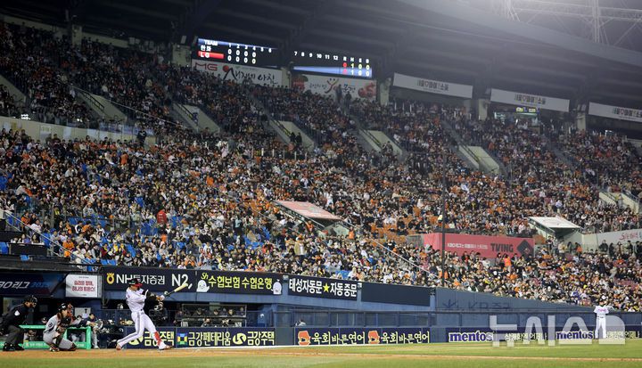[서울=뉴시스] 김진아 기자 = 27일 오후 서울 송파구 잠실야구장에서 열린 2025 KBO리그 한화 이글스와 LG 트윈스의 경기, 팬들이 응원하고 있다. LG는 지난 22일에 롯데 자이언츠와 홈 개막전을 시작으로 22일과 23일 경기가 매진된 데 이어 25~27일 주중 3연전도 표가 모두 팔려 KBO 최초로 개막5연속경기 매진을 기록했다. 2025.03.27. bluesoda@newsis.com