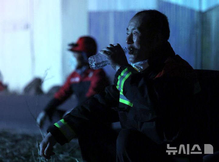 [안동=뉴시스] 김금보 기자 = 산림청 산불 진화 대원들이  27일 경북 안동시 일직면 원호리 일대 야산 화선 저지에 성공한 뒤 휴식하고 있다. 2025.03.27. kgb@newsis.com