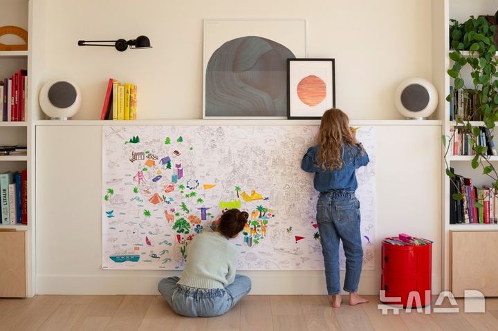 [서울=뉴시스] 라한호텔과 프랑스 컬러링 아트 브랜드인 '오마이'(OMY)가 협업해 선보인 '컬러풀 라한랜드 위드(with) 오마이' 객실 패키지 이미지. photo@newsis.com