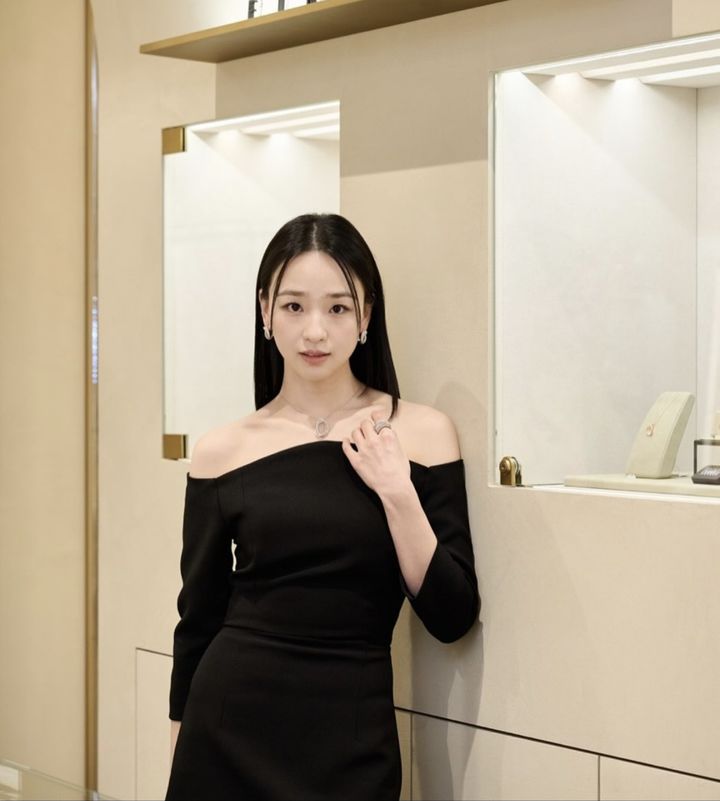 [서울=뉴시스] 손연재가 이탈리아의 하이주얼리 브랜드 카밀리(Annamaria Cammilli)와 함께 한 촬영 현장 사진을 공개했다. (사진=카밀리 제공, 손연재 인스타그램 캡처) 2025.03.29. photo@newsis.com *재판매 및 DB 금지