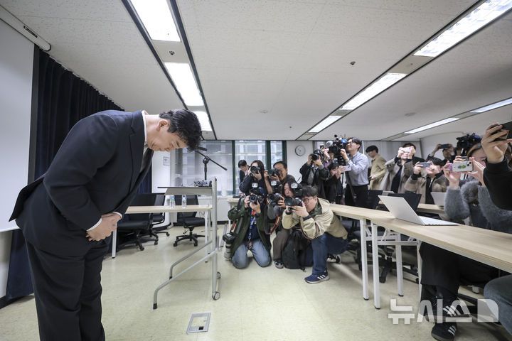 [서울=뉴시스] 정병혁 기자 = 백종원 더본코리아 대표가 28일 서울 서초구의 한 회의공간에서 열린 더본코리아 주주총회에서 취재진에게 인사를 하고 있다. 2025.03.28. jhope@newsis.com