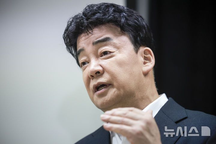 [서울=뉴시스] 정병혁 기자 = 백종원 더본코리아 대표가 28일 서울 서초구의 한 회의공간에서 열린 더본코리아 주주총회에서 취재진의 질문에 답하고 있다. 2025.03.28. jhope@newsis.com