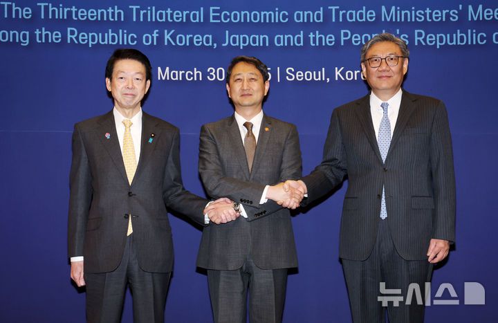 [서울=뉴시스] 홍효식 기자 = 안덕근(가운데) 산업통상자원부 장관, 무토 요지(왼쪽) 일본 경제산업상, 왕 원타오 중국 상무부장이 30일 오전 서울 중구 대한상공회의소에서 열린 제13차 한·일·중 경제통상장관회의에 앞서 기념촬영하고 있다. 2025.03.30. yesphoto@newsis.com