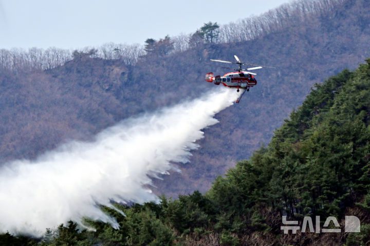 [산청=뉴시스] 차용현 기자 = 경남 산청 산불 발생 10일째로 접어든 30일 오전 산불진화헬기가 시천면 구곡산 일원에서 진화작업을 펼치고 있다. 2025.03.30. con@newsis.com
