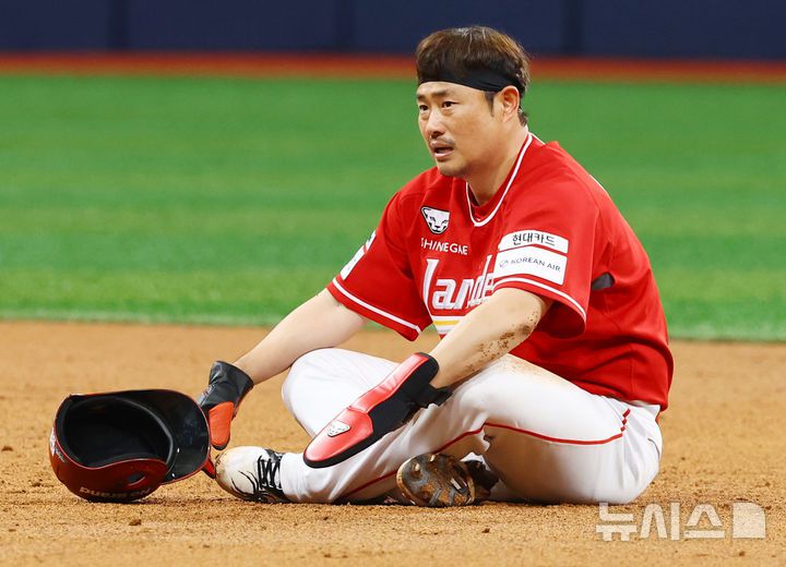 [서울=뉴시스] 박주성 기자 = 30일 오후 서울 구로구 고척스카이돔에서 열린 프로야구 2025 KBO리그 SSG 랜더스 대 키움 히어로즈의 경기, 2회초 1아웃 런다운에 걸린 1루애 있던 SSG 이지영이 2루에서 세이프 되고 있다. 2025.03.30. park7691@newsis.com