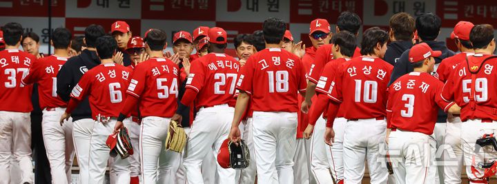 [서울=뉴시스] 박주성 기자 = 30일 오후 서울 구로구 고척스카이돔에서 열린 프로야구 2025 KBO리그 SSG 랜더스 대 키움 히어로즈의 경기, SSG가 키움에게 8대2로 승리 후 이숭용 감독이 선수들과 기쁨을 나누고 있다. 2025.03.30. park7691@newsis.com