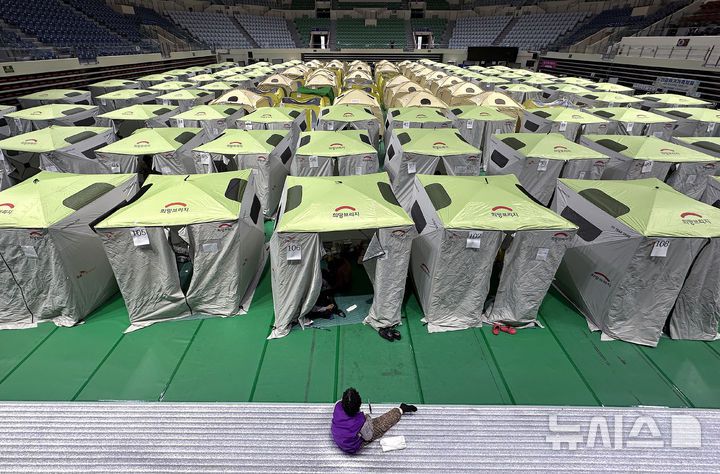 [안동=뉴시스] 이무열 기자 = 경북 안동시 안동체육관에 마련된 산불 대피소에서 이재민들이 휴식을 취하고 있다. 2025.03.30. lmy@newsis.com