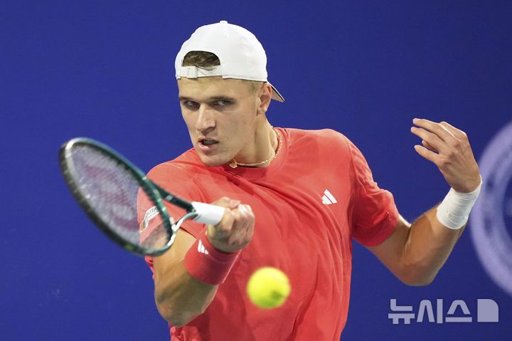[마이애미=AP/뉴시스] 야쿱 멘식(54위·체코)이 30일(현지 시간) 미 플로리다주 마이애미가든에서 열린 남자프로테니스(ATP) 마이애미 오픈 단식 결승에서 노바크 조코비치(5위·세르비아)와 경기를 하고 있다. 올해 19세인 멘식은 투어 레벨 통산 100승을 노리던 조코비치를 2-0(7-6 7-6)으로 꺾고 정상에 올랐다. 2025.03.31.