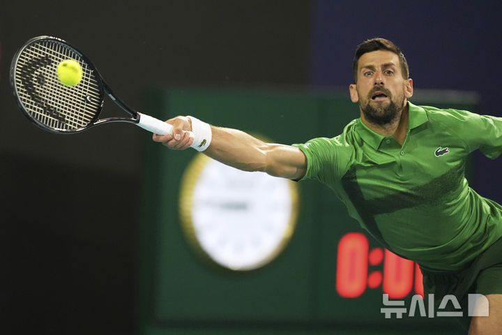 [마이애미가든=AP/뉴시스] 노바크 조코비치(5위·세르비아)가 30일(현지 시간) 미 플로리다주 마이애미가든에서 열린 남자프로테니스(ATP) 마이애미 오픈 단식 결승전에서 야쿱 멘식(54위·체코)과 경기를 하고 있다. 조코비치가 19세 멘식에게 0-2(6-7 6-7)로 완패하고 투어 레벨 통산 100승 기록 달성에 실패했다. 2025.03.31.