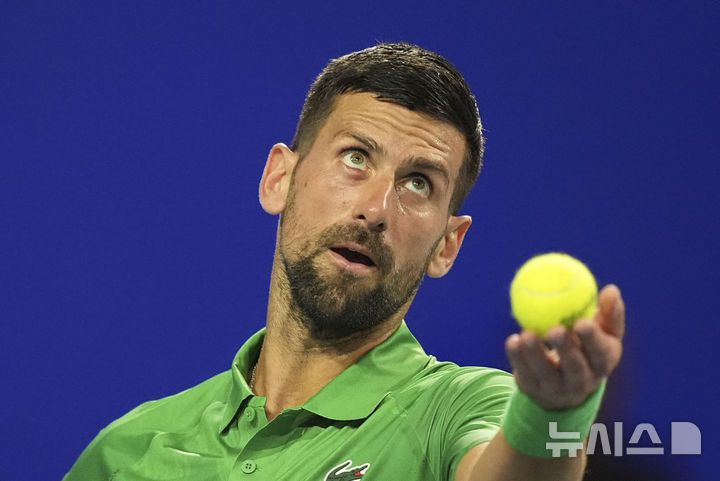 [마이애미가든=AP/뉴시스] 노바크 조코비치(5위·세르비아)가 30일(현지 시간) 미 플로리다주 마이애미가든에서 열린 남자프로테니스(ATP) 마이애미 오픈 단식 결승전에서 야쿱 멘식(54위·체코)과 경기 중 서브를 하고 있다. 조코비치가 19세 멘식에게 0-2(6-7 6-7)로 완패하고 투어 레벨 통산 100승 기록 달성에 실패했다. 2025.03.31.
