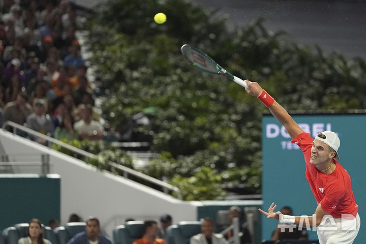 [마이애미가든=AP/뉴시스] 야쿱 멘식(54위·체코)이 30일(현지 시간) 미 플로리다주 마이애미가든에서 열린 남자프로테니스(ATP) 마이애미 오픈 단식 결승전에서 노바크 조코비치(5위·세르비아)와 경기하고 있다. 올해 19세인 멘식이 투어 레벨 통산 100승을 노리던 조코비치를 2-0(7-6 7-6)으로 꺾고 정상에 올랐다. 2025.03.31.