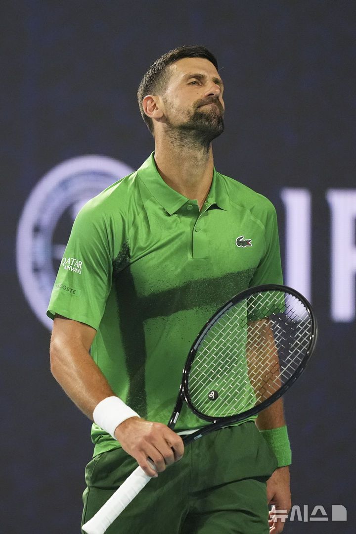 [마이애미가든=AP/뉴시스] 노바크 조코비치(5위·세르비아)가 30일(현지 시간) 미 플로리다주 마이애미가든에서 열린 남자프로테니스(ATP) 마이애미 오픈 단식 결승전에서 야쿱 멘식(54위·체코)과 경기 중 점수를 잃고 아쉬워하고 있다. 조코비치가 19세 멘식에게 0-2(6-7 6-7)로 완패하고 투어 레벨 통산 100승 기록 달성에 실패했다. 2025.03.31.
