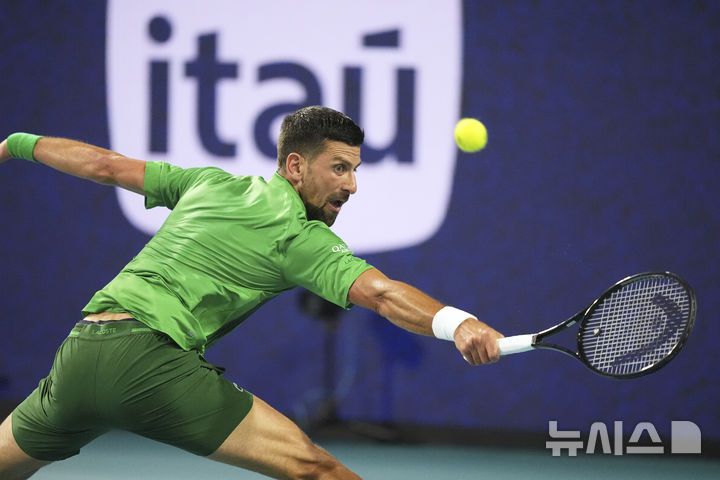 [마이애미가든=AP/뉴시스] 노바크 조코비치(5위·세르비아)가 30일(현지 시간) 미 플로리다주 마이애미가든에서 열린 남자프로테니스(ATP) 마이애미 오픈 단식 결승전에서 야쿱 멘식(54위·체코)과 경기를 하고 있다. 조코비치가 19세 멘식에게 0-2(6-7 6-7)로 완패하고 투어 레벨 통산 100승 기록 달성에 실패했다. 2025.03.31.