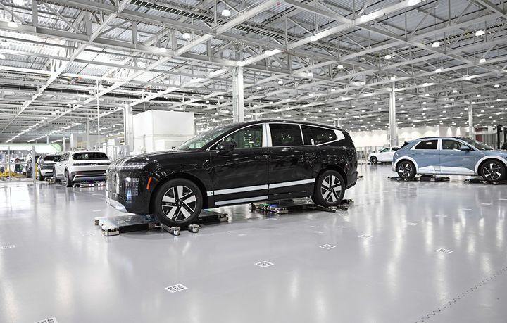 [엘라벨(미 조지아)=뉴시스] 현대차그룹 메타플랜트 아메리카(HMGMA) 의장 공장에서 완성된 차량들이 무인 주차 로봇에 실려 이동하는 모습. (사진=현대차그룹 제공) 2025.03.30 photo@newsis.com *재판매 및 DB 금지