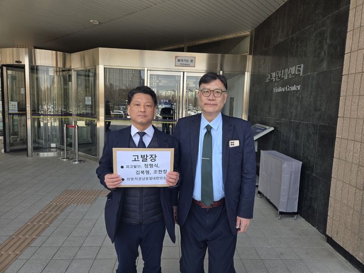 윤석열 대통령 탄핵 심판 선고가 미뤄지는 가운데 시민단체가 헌법재판관 3인을 직권남용 등 혐의로 고발했다. 사진은 기자회견을 개최한 김한메 사세행 대표와 이병철 변호사. (사진=뉴시스) *재판매 및 DB 금지