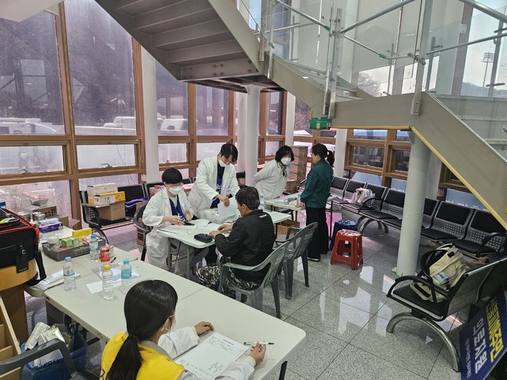 [청송=뉴시스] 산불로 인해 대피한 이재민들을 돌보고 있는 의료진 june@newsis.com *재판매 및 DB 금지