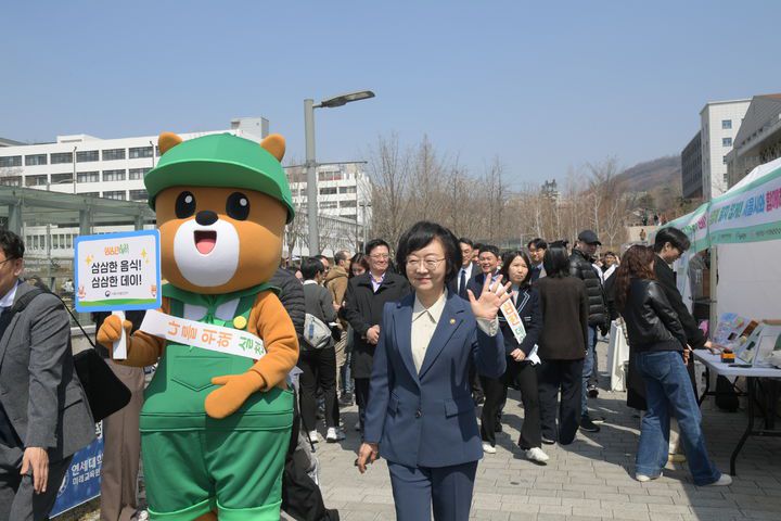 [서울=뉴시스] 식품의약품안전처는 과도한 나트륨 섭취를 줄이고, 건강한 식생활 실천문화 확산을 위해  매년 3월 31일을 '삼삼한 데이'로 지정했다고 이날 밝혔다. 이날 '삼삼한 데이' 기념행사가 열린 서울연세대에서 오유경 식약처장이 홍보활동을 펼치고 있다. (사진=식약처 제공) 2025.03.31. photo@newsis.com *재판매 및 DB 금지