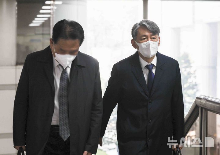 [서울=뉴시스] 김근수 기자 = 12·3 비상계엄과 관련해 내란 중요임무 종사 혐의로 기소된 조지호(오른쪽) 경찰청장이 지난 3월 31일 서울 서초구 서울중앙지방법원에서 열린 2차 공판에 출석하고 있다. 2025.05.21. ks@newsis.com