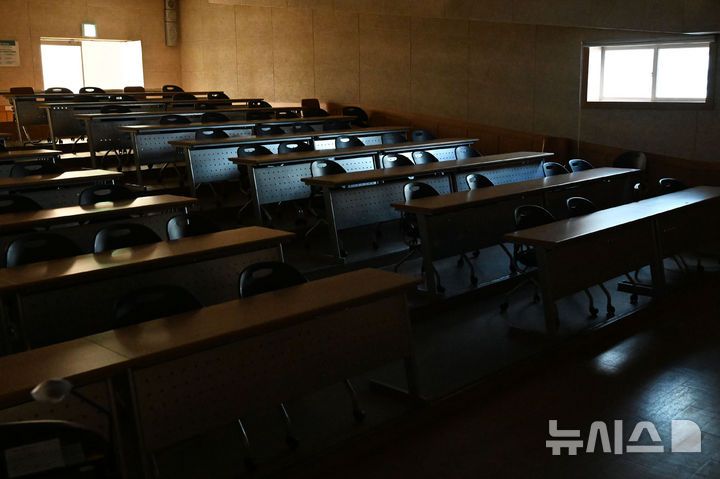 [광주=뉴시스] 이영주 기자 = 지난 3월 31일 오전 광주 동구 전남대 의대 한 강의실이 텅 비어있는 모습.  2025.03.31. leeyj2578@newsis.com