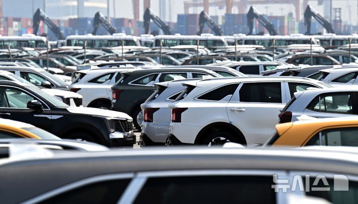 [평택=뉴시스] 경기사진공동취재단 = 도널드 트럼프 미국 대통령의 상호관세 발표를 앞두고 31일 경기도 평택항내 자동차 전용부두에 선적을 기다리는 수출용 차량이 세워져 있다. 2025.03.31. photo@newsis.com