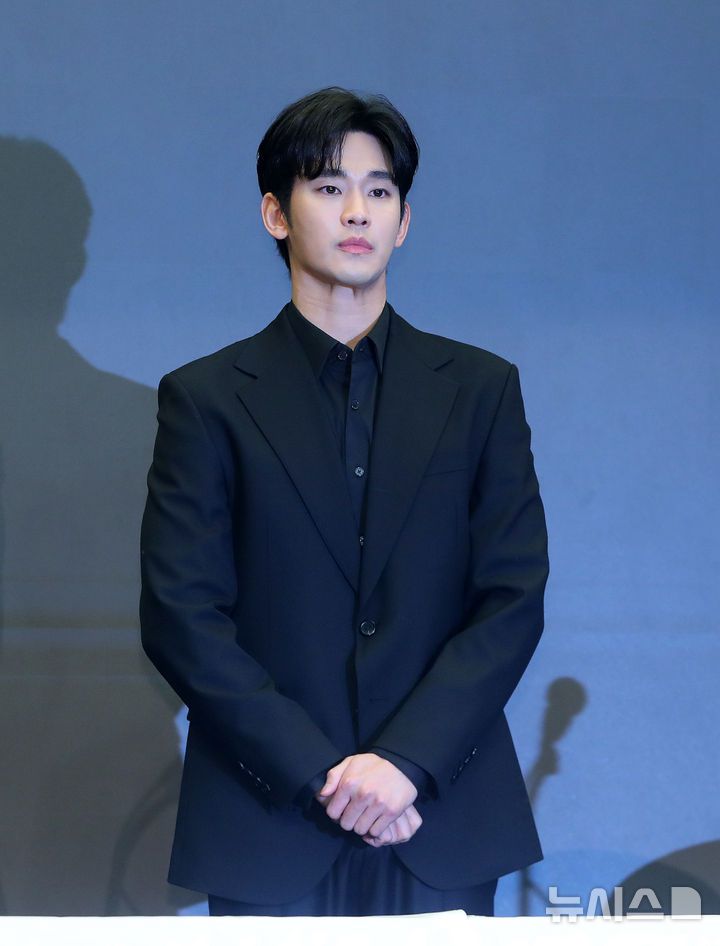 [서울=뉴시스] 김혜진 기자 = 배우 김수현이 31일 오후 서울 마포구 스탠포드호텔에서 기자회견에서 인사하고 있다.. 2025.03.31. jini@newsis.com