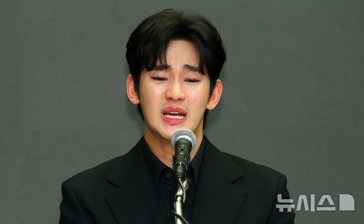 [서울=뉴시스] 김혜진 기자 = 배우 김수현이 31일 오후 서울 마포구 스탠포드호텔에서 기자회견을 열고 자신을 둘러싼 의혹에 대해 입장을 밝히고 있다. 2025.03.31. jini@newsis.com