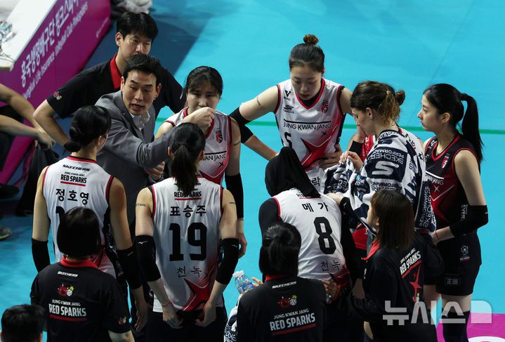 [인천=뉴시스] 고범준 기자 = 지난달 31일 인천 부평구 삼산월드체육관에서 열린 2024~2025 V-리그 여자부 챔피언결정전(5전 3선승제) 1차전 흥국생명 핑크스파이더스와 정관장 레드스파크스의 경기, 정관장 고희진 감독이 선수들에게 지시를 하고 있다. 2025.03.31. bjko@newsis.com