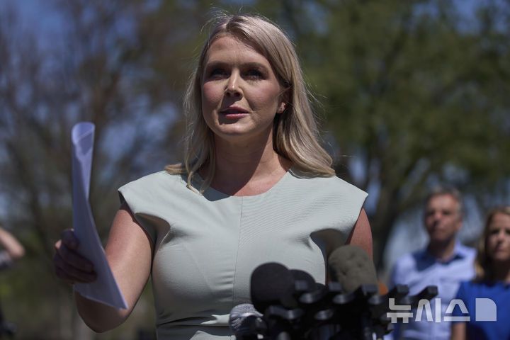 [워싱턴=AP/뉴시스]캐롤라인 레빗 백악관 대변인이 31일(현지 시간) 백악관에서 취재진 질문에 답하고 있다. 2025.04.01.