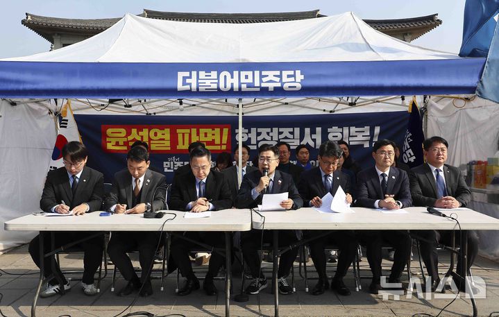 [서울=뉴시스] 김근수 기자 = 박찬대 더불어민주당 원내대표가 지난 1일 서울 종로구 광화문에 마련된 천막당사에서 원내대책회의를 주재하고 있다. 2025.04.01. ks@newsis.com