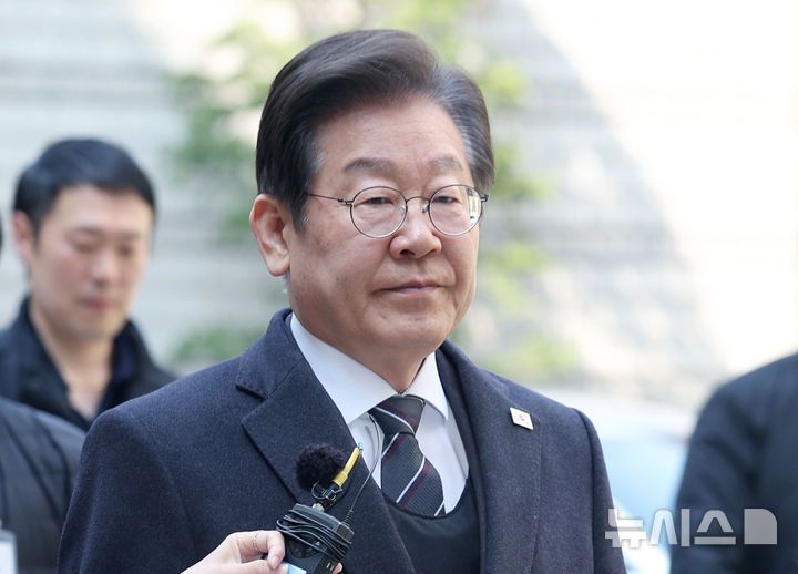 [서울=뉴시스] 김진아 기자 = 이재명 더불어민주당 대표가 1일 서울 서초구 서울중앙지방법원에서 열린 대장동 배임 및 성남FC 뇌물 의혹 공판에 출석하고 있다. 2025.04.01. bluesoda@newsis.com