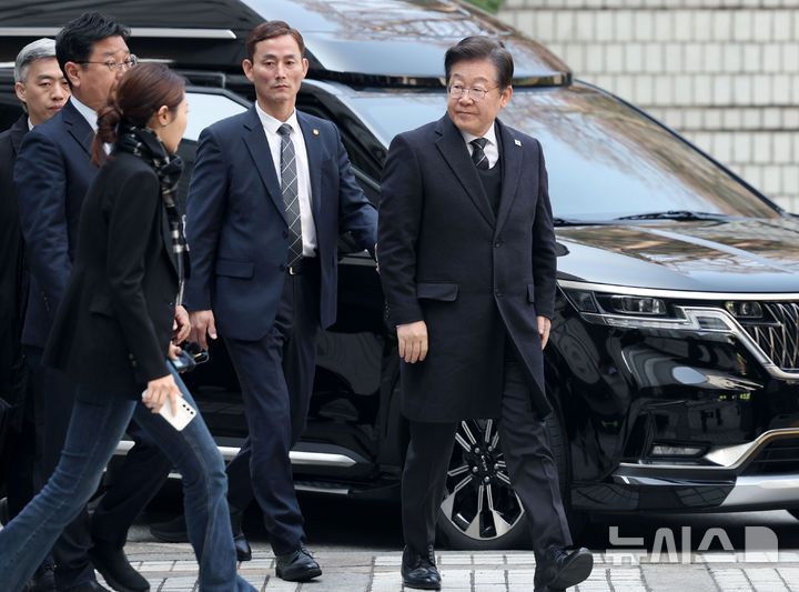 [서울=뉴시스] 김진아 기자 = 이재명 더불어민주당 대표가 1일 서울 서초구 서울중앙지방법원에서 열린 대장동 배임 및 성남FC 뇌물 의혹 공판에 출석하고 있다. 2025.04.01. bluesoda@newsis.com