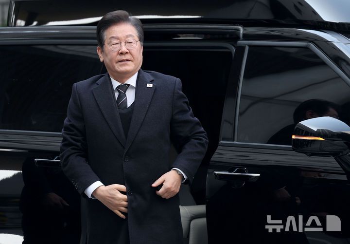 [서울=뉴시스] 김진아 기자 = 이재명 더불어민주당 대표가 1일 서울 서초구 서울중앙지방법원에서 열린 대장동 배임 및 성남FC 뇌물 의혹 공판에 출석하고 있다. 2025.04.01. bluesoda@newsis.com