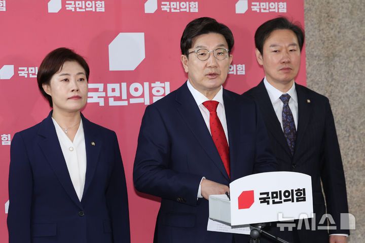 [서울=뉴시스] 권창회 기자 = 권성동 국민의힘 원내대표가 1일 오전 서울 여의도 국회에서 윤석열 대통령 선고 관련 백브리핑을 하고 있다. 2025.04.01. kch0523@newsis.com