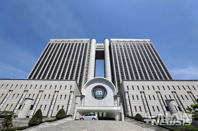 [서울=뉴시스] 미국계 헤지펀드 엘리엇이 삼성물산과 2016년 3월 '비밀 합의'를 한 이후에 발생한 지연손해금 약 267억원을 달라고 제기한 소송의 항소심에서도 패소했다. 사진은 서울중앙지법·서울고법이 위치하고 있는 서울 서초구 서울법원종합청사 본관의 모습. (사진=뉴시스DB). 2025.04.02. photo@newsis.com