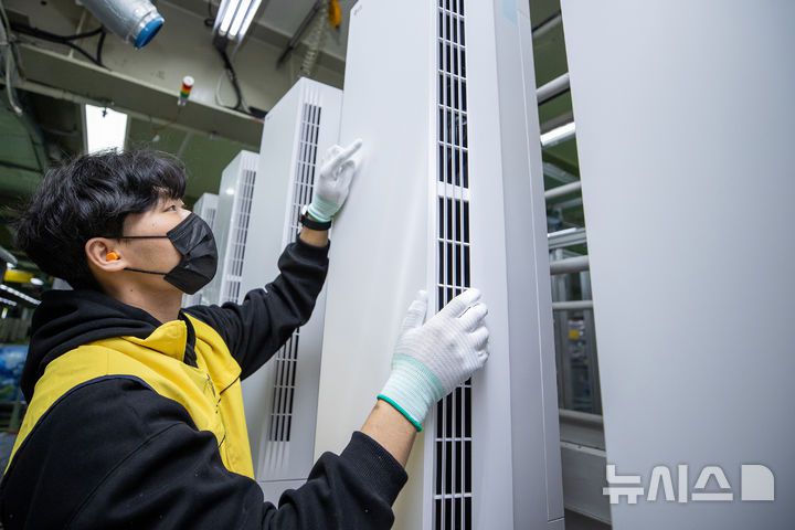 [서울=뉴시스] LG전자 직원이 경남 창원 LG스마트파크 에어컨 생산라인에서 'LG 휘센 에어컨'을 생산하고 있다. (사진=LG전자 제공) 2025.04.02. photo@newsis.com