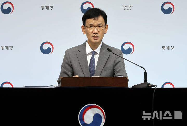 [세종=뉴시스] 강종민 기자 = 이두원 통계청 경제동향통계심의관. 2025.04.02. ppkjm@newsis.com