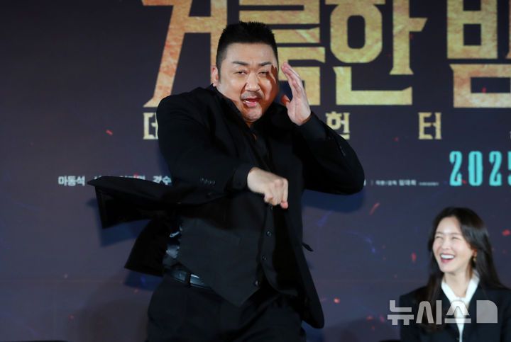 [서울=뉴시스] 김혜진 기자 = 배우 마동석 이 2일 오전 서울 광진구 롯데시네마 건대입구에서 열린 영화 '거룩한 밤: 데몬 헌터스' 제작보고회에서 복싱을 하고 있다.2025.04.02. jini@newsis.com