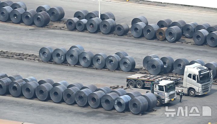 [평택=뉴시스] 김종택 기자 = 2일 경기도 평택시 포승읍 평택항 수출 야적장에 철강 제품들이 쌓여 있다. 2025.04.02. jtk@newsis.com