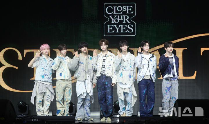 [서울=뉴시스] 김혜진 기자 = 그룹 클로즈 유어 아이즈가 2일 오후 서울 광진구 예스24라이브홀에서 열린 첫 번째 미니 앨범 '이터널티'(ETERNALT) 발매 기념 쇼케이스에서 포즈를 취하고 있다.클로즈 유어 아이즈는 JTBC 오디션 프로그램 '프로젝트 7'을 통해 결성된 그룹이다. 타이틀곡은 '내 안의 모든 시와 소설은'으로, 영감을 주는 상대방에 대한 마음을 표현한 서정적인 가사가 돋보이는 2000년대 레트로 알앤비(R&B)풍의 곡이다. 2025.04.02. jini@newsis.com