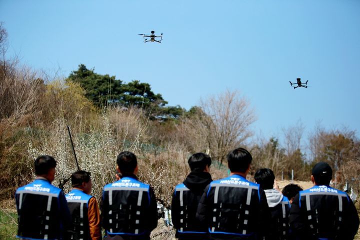 [남원=뉴시스] 남원시 직원들이 드론을 이용한 산불예찰을 위한 드론 시범비행을 하고 있다.  *재판매 및 DB 금지