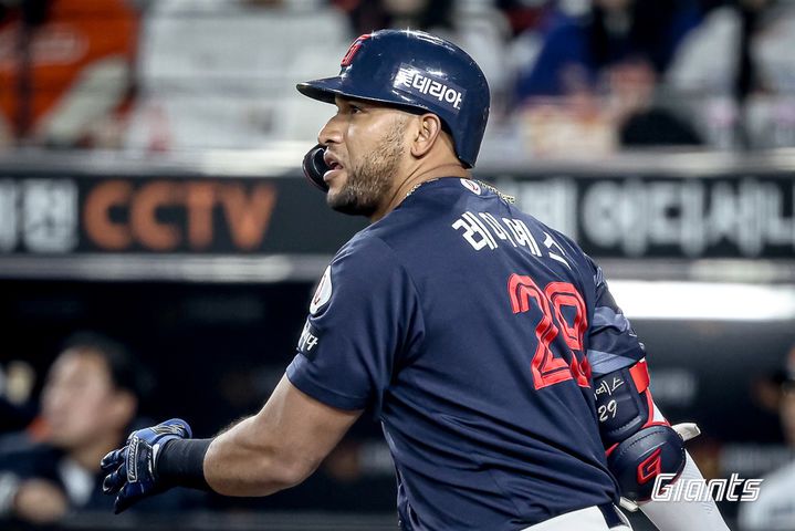 [서울=뉴시스] 프로야구 롯데 자이언츠의 빅터 레이예스가 3일 대전 한화생명 볼파크에서 열린 2025 신한 쏠뱅크 KBO리그 한화 이글스와의 경기에 역전 적시타를 터트리고 있다. (사진=롯데 자이언츠 제공) 2025.04.03. *재판매 및 DB 금지