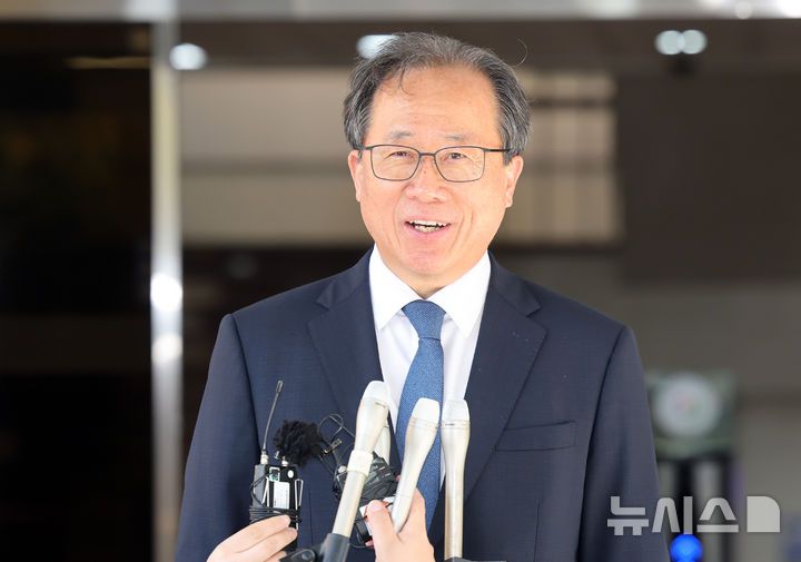 [부산=뉴시스] 하경민 기자 =  4·2 부산교육감 재선거에서 당선된 김석준 교육감이 3일 오전 부산 부산진구 부산시교육청 앞에서 취임 소감을 밝히고 있다. 2025.04.03. yulnetphoto@newsis.com