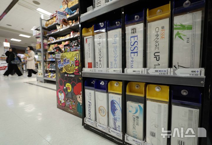 [서울=뉴시스] 고범준 기자 = 대형마트에서 각종 담배들이 판매되고 있다.  2025.04.03. bjko@newsis.com