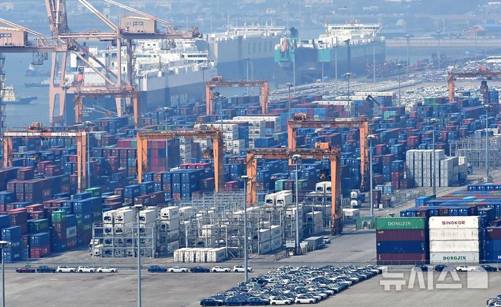 [평택=뉴시스] 김종택 기자 = 3일 경기도 평택시 포승읍 평택항 수출 야적장에 컨테이너들이 쌓여 있다. 2025.04.03. jtk@newsis.com