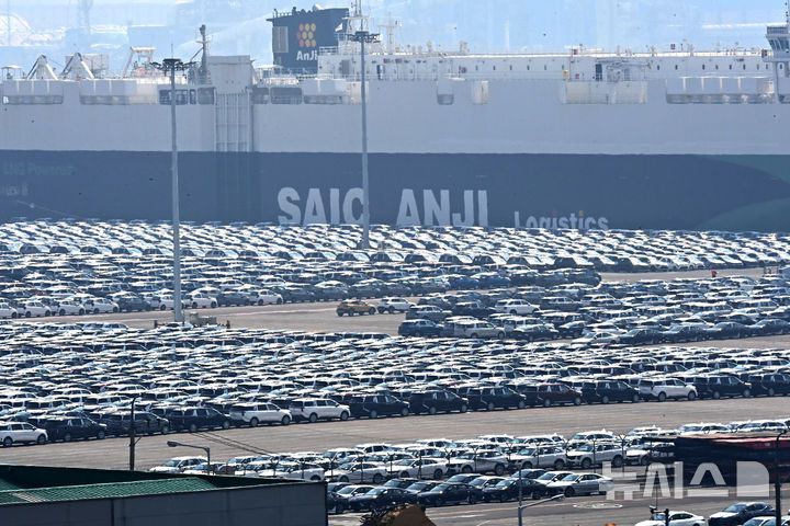 [평택=뉴시스] 김종택 기자 = 경기 평택항 자동차 전용부두에 선적을 기다리는 수출용 차량이 세워져 있다. 2025.04.03. jtk@newsis.com