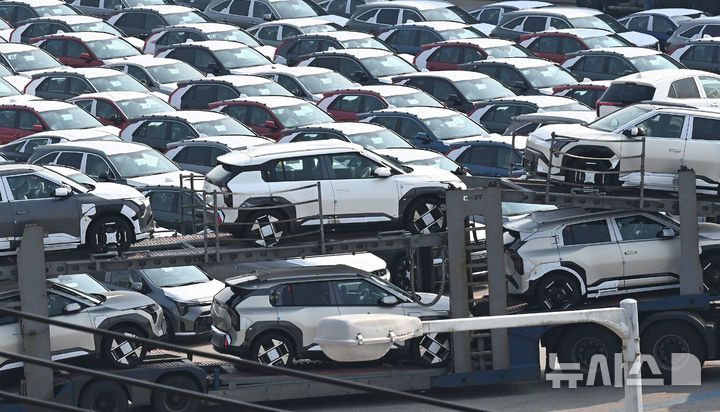 [평택=뉴시스] 김종택 기자 = 지난 3일 경기도 평택항 자동차 전용부두에 선적을 기다리는 수출용 차량이 세워져 있다. 2025.04.05. jtk@newsis.com